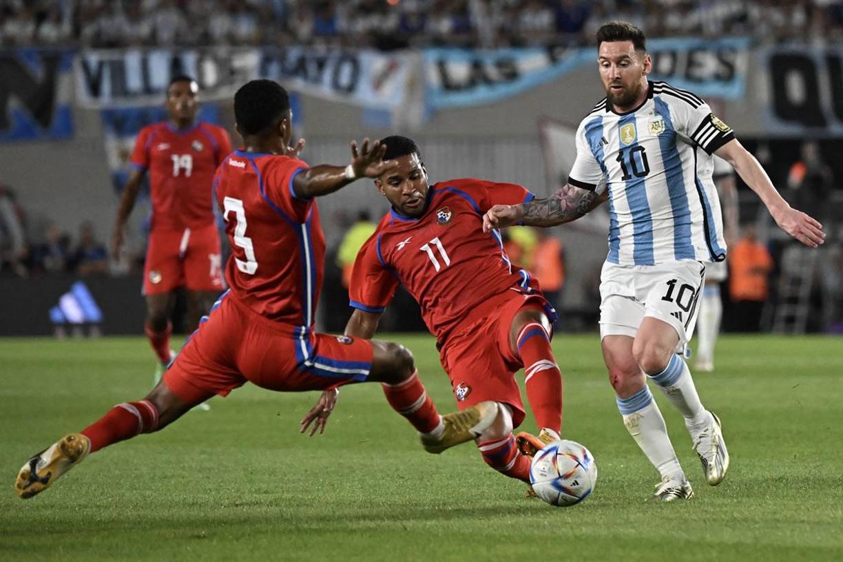 Kevin Galván y José Murillo se le barrieron muy feo a Lionel Messi a los 15 minutos del partido.