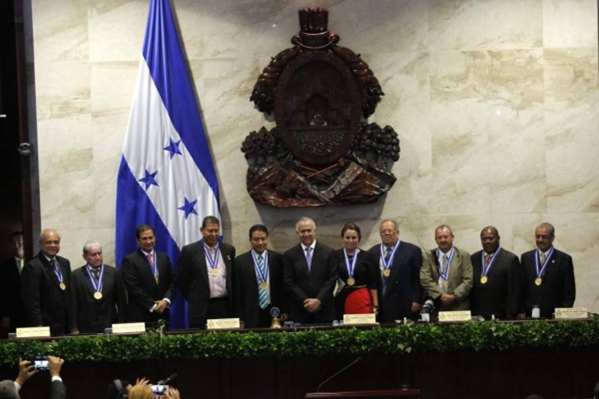 Los galardonados junto al presidente del Congreso, Mauricio Oliva.