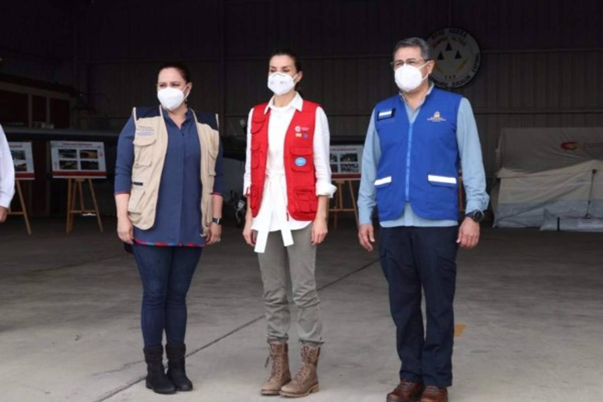 Su majestad doña Letizia posó con la pareja presidencial de Honduras.