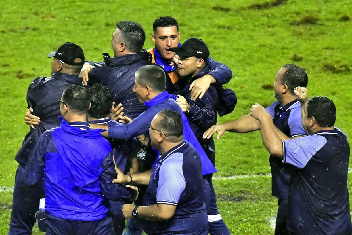 La celebración de Diego Vázquez con su cuerpo técnico tras ganar a Canadá.