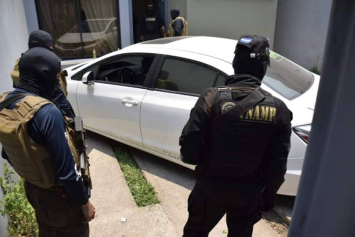 En la residencial también decomisaron dos vehículos turismos.