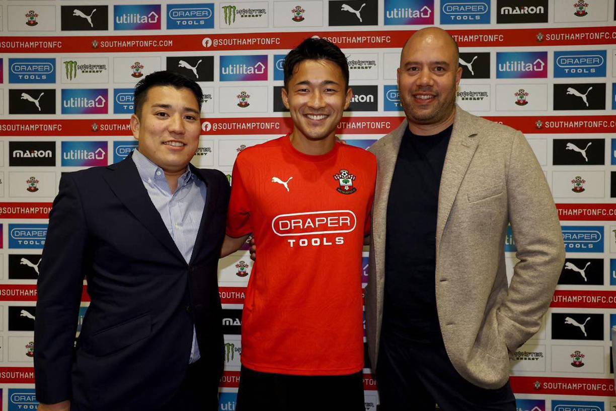 OFICIAL / Yukinari Sugawara se convierte en el nuevo jugador del Southampton tras llegar a un acuerdo con el el AZ Alkmaar por seis millones de libras y un contrato de cuatro años.