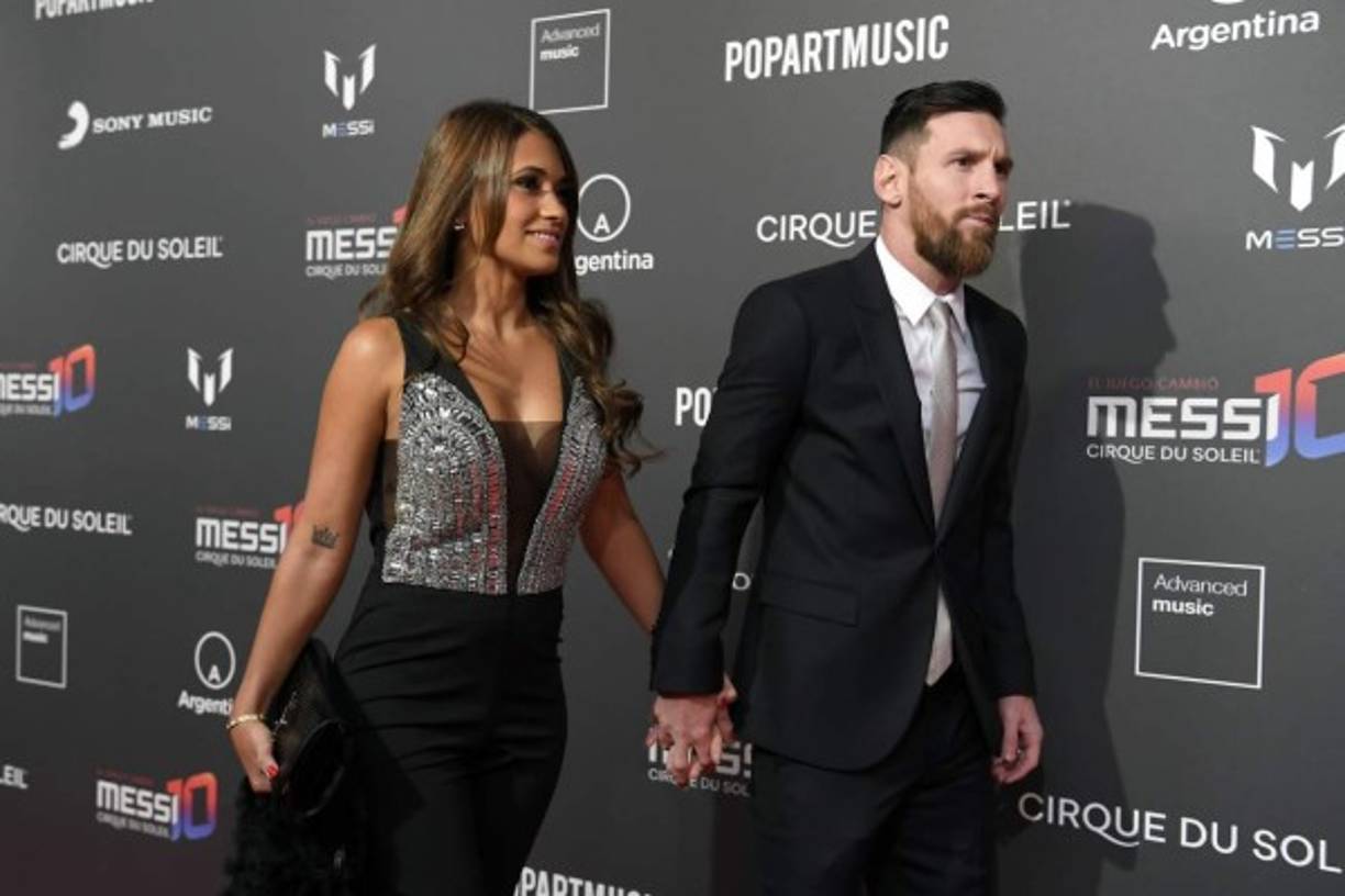 Messi llego a la presentación en el Camp Nou tomado de la mano de su hermosa esposa Antonella Roccuzzo.