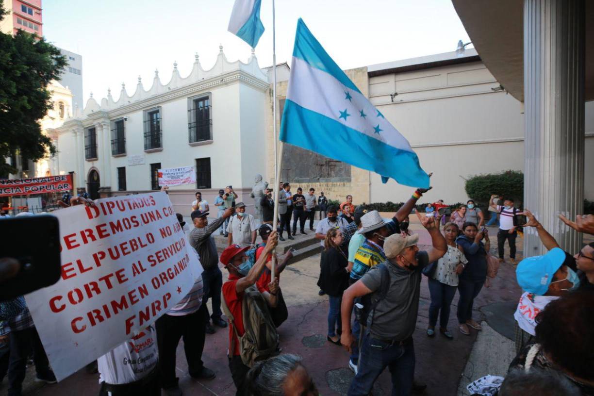 La falta de consenso obedece a que los tres partidos con mayor representación en el Parlamento, Libertad y Refundación (Libre, en el poder), Nacional y Liberal, no quieren ceder en su objetivo de escoger a los magistrados de su interés en el Supremo.