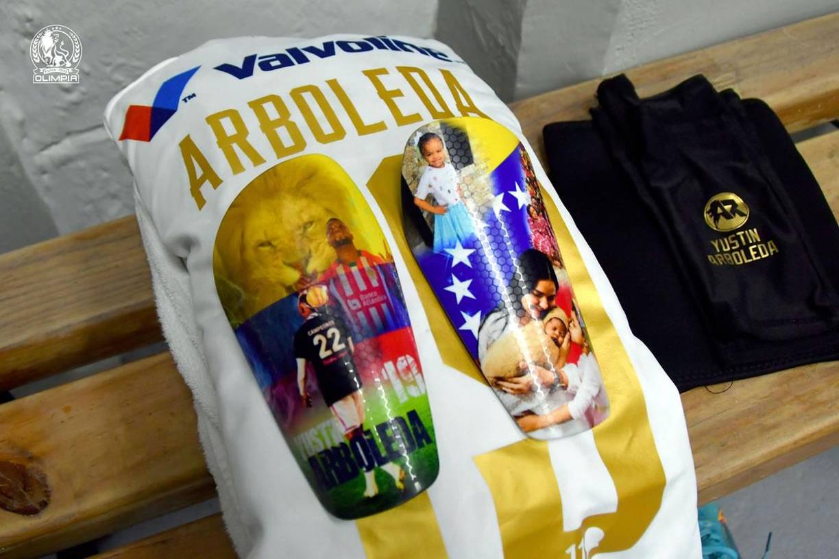 El delantero colombiano del Olimpia, Yustin Arboleda, jugó con unas espinilleras especiales, en las que aparecen su esposa y sus hijos.