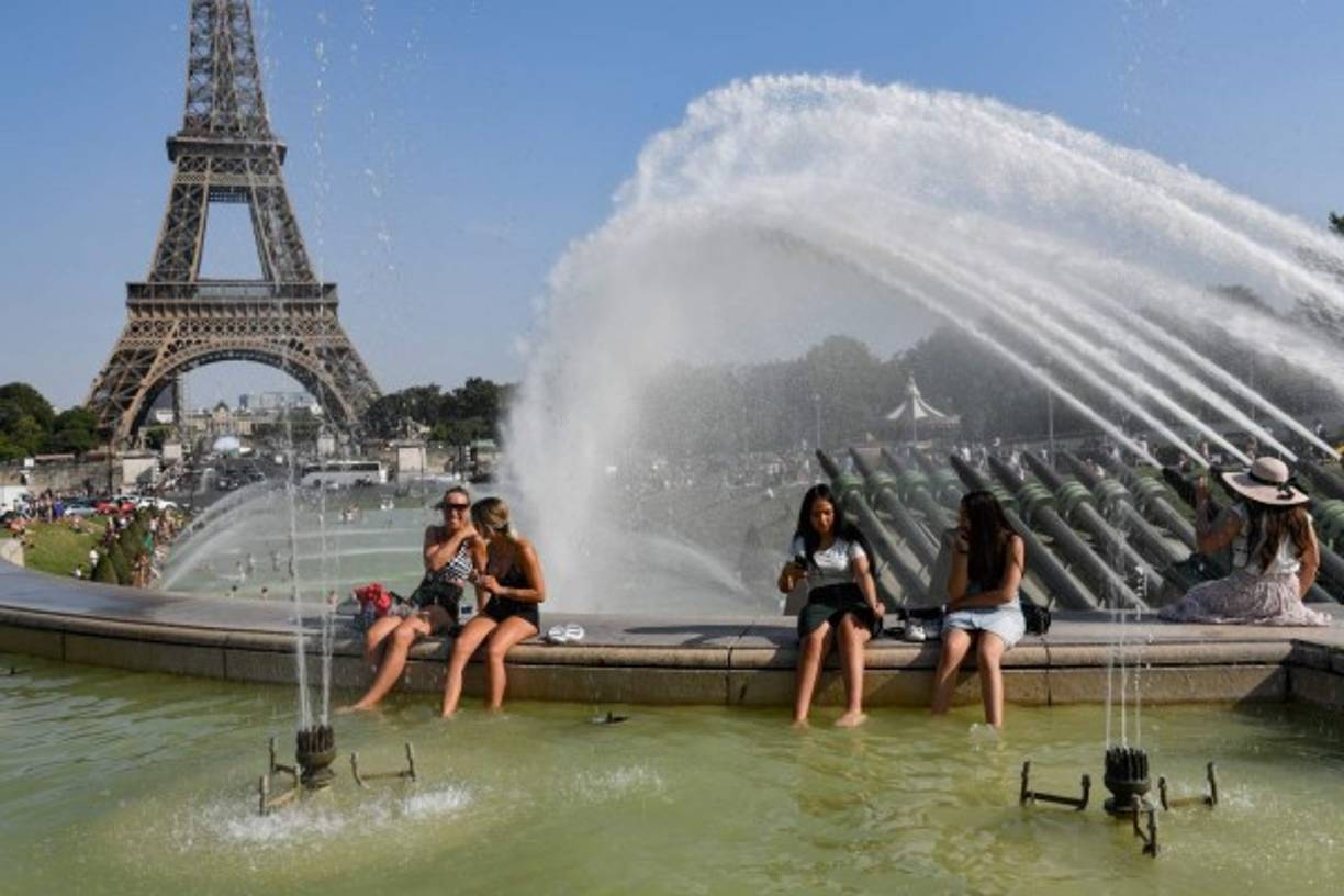 En Francia, Météo France ha puesto en alerta roja a 20 del centenar de departamentos -incluyendo la región de París-, una cifra nunca alcanzada antes, con otros 60 en alerta naranja y temperaturas que han llegado a superar los 42 grados.