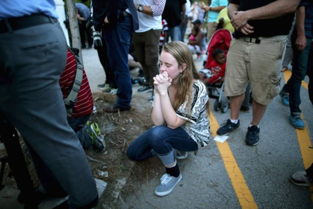 Obama expresó su profunda 'tristeza' e 'indignación' por el tiroteo; y calificó esta 'tragedia' de 'particularmente desgarradora' porque ocurrió en un lugar donde normalmente se busca 'consuelo y paz'.