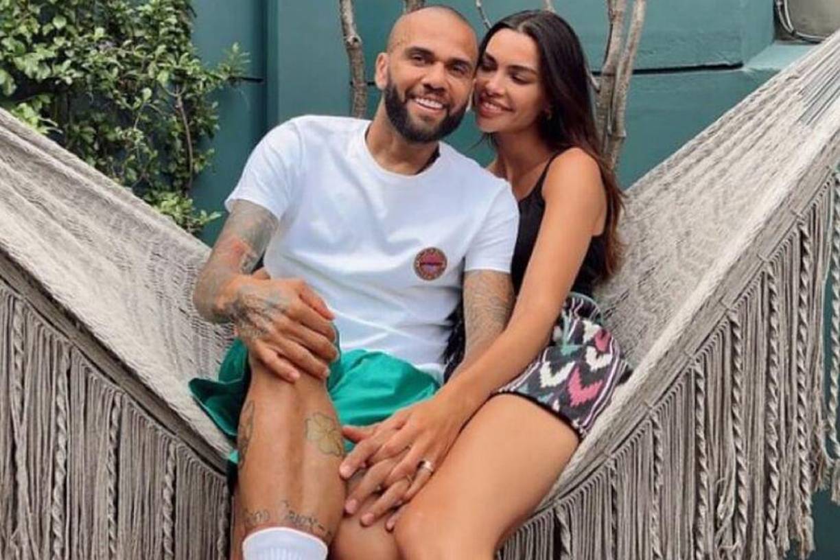 Muchos de los futbolistas han compartido fotos de sus vacaciones con sus parejas, y aunque el brasileño no lo hizo desde su cuenta, la modelo se encargó de difundir las imágenes.