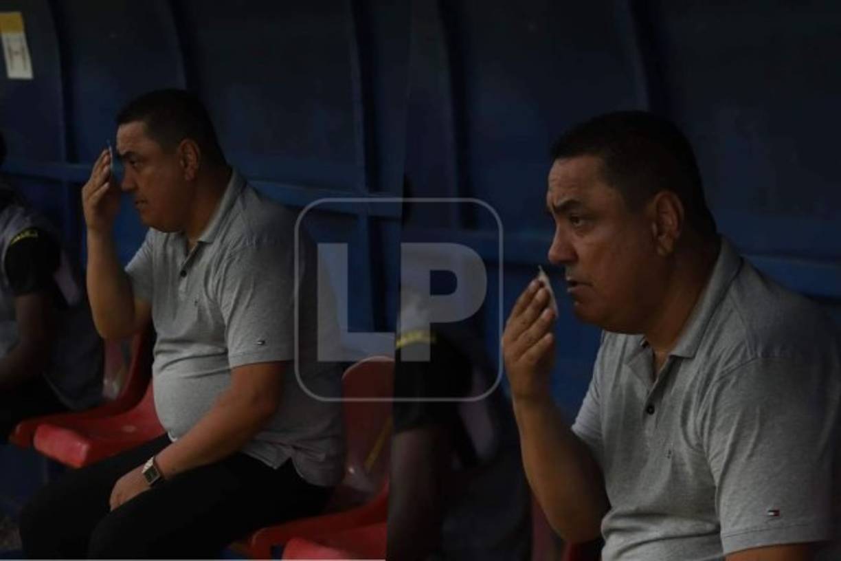 Jhon Jairo López, entrenador del Honduras Progreso, se persigna segundos antes del inicio del partido contra el Marathón.