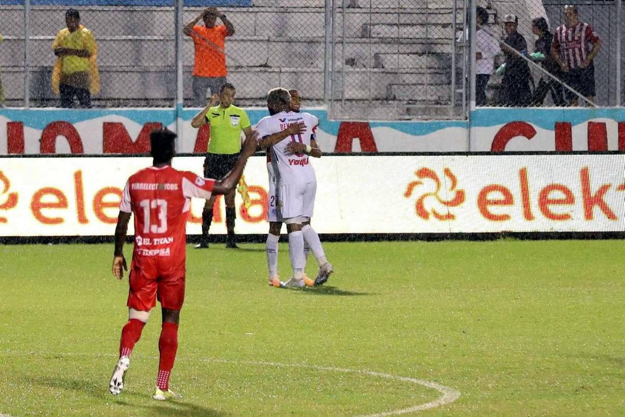 Jerry Bengtson se abraza con Jorge Benguché celebrando el 1-0 del Olimpia.