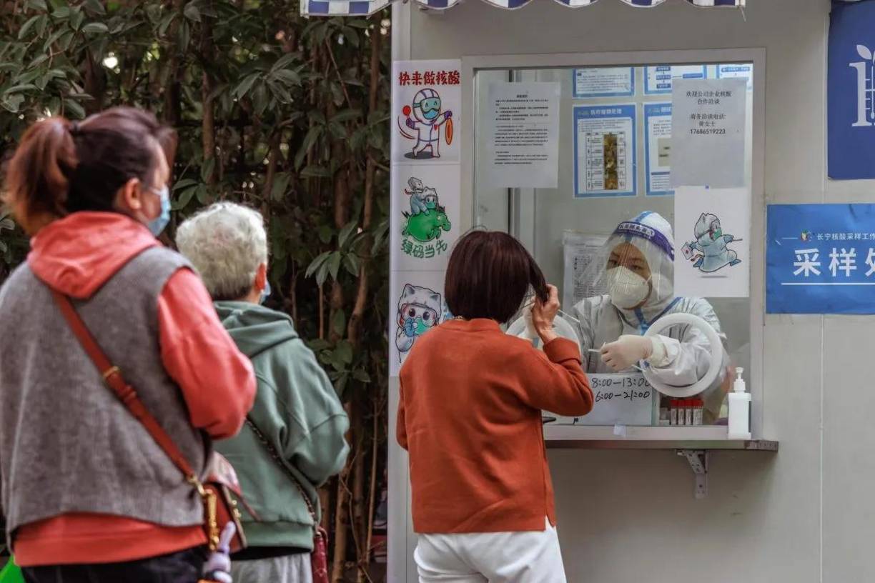 Las autoridades sanitarias advirtieron a sus ciudadanos tomar medidas de precaución para evitar los contagios. Sin embargo, el Gobierno chino ha desmentido que los hospitales estén desbordados por el brote de este virus, como circula en redes sociales.