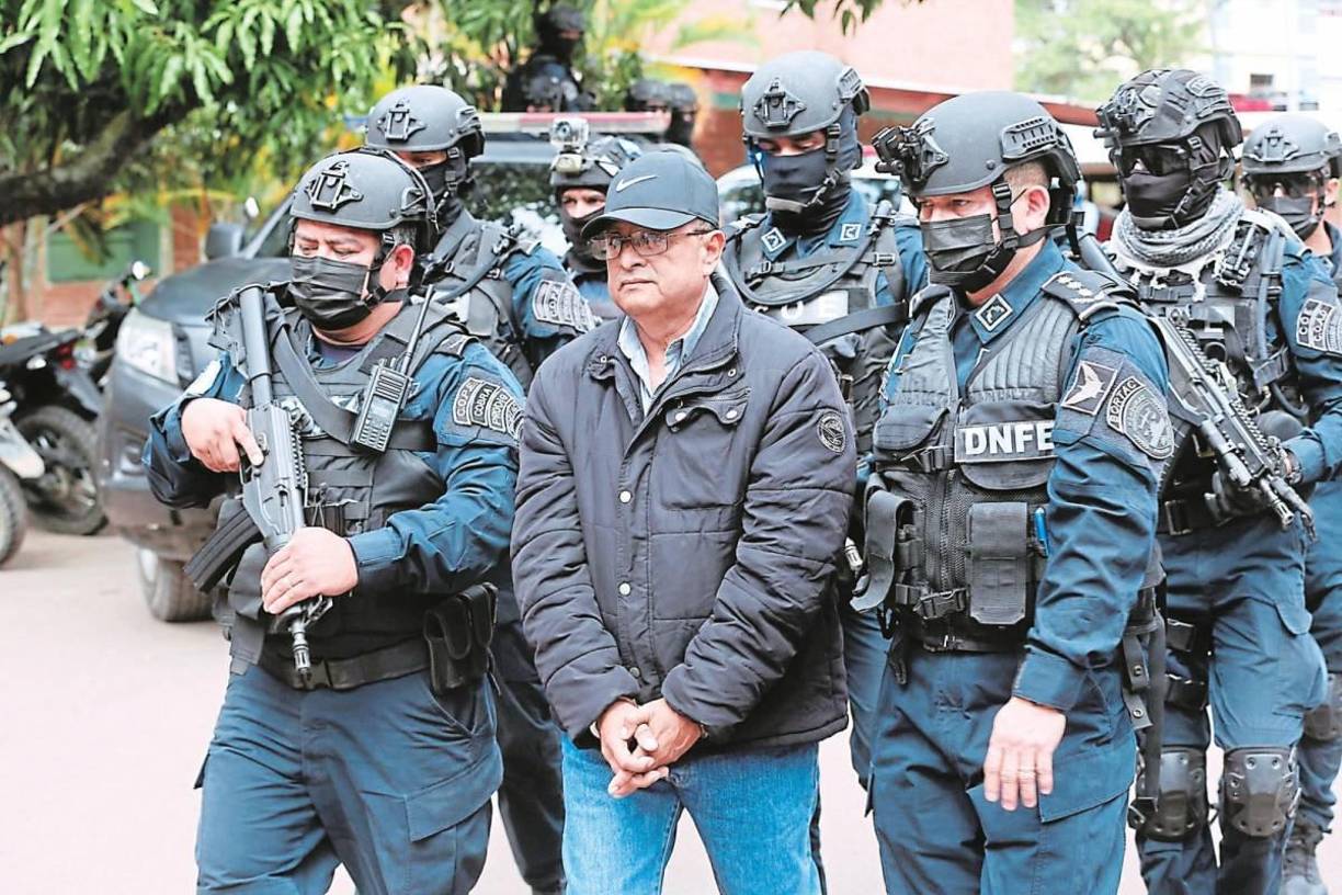 Según la versión oficial, Martínez es acusado de participar en una conspiración para importar a EE.UU. “una sustancia controlada; fabricar y distribuir una sustancia controlada con la intención y el conocimiento de que dicha sustancia sería importada ilegalmente a Estados Unidos, y fabricar, distribuir y poseer una sustancia controlada abordo de una aeronave registrada en ese país en violación al título 21.