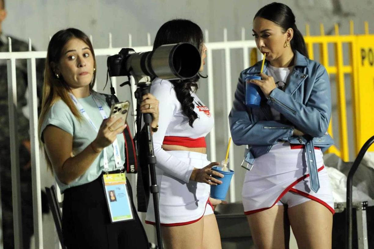 Karla López, de Tigo Sports Honduras, cubriendo el partido de la Bicolor.