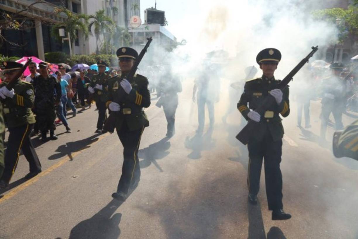 Miembros del Instituto Militar del Norte durante su presentación con humo.