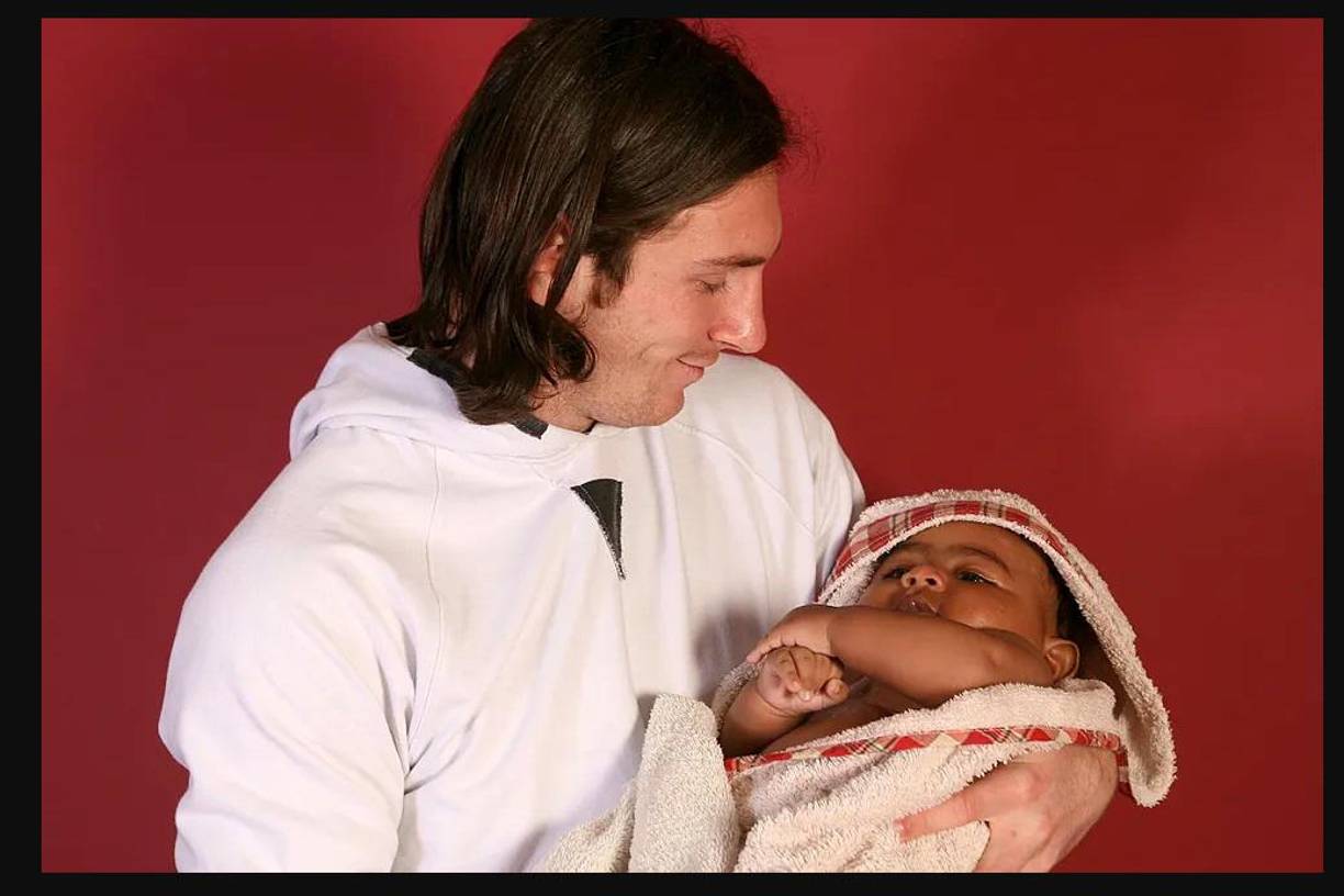 No fue una tarea fácil, recordó, principalmente porque Messi no estaba seguro de cómo interactuar con el bebé Lamine, que estaba en una tina de plástico durante la sesión.