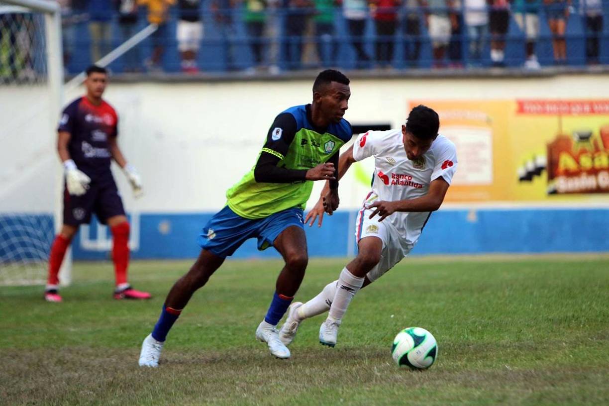 Óscar Almendárez conduce el balón ante la marca del habilidoso José Mario Pinto.