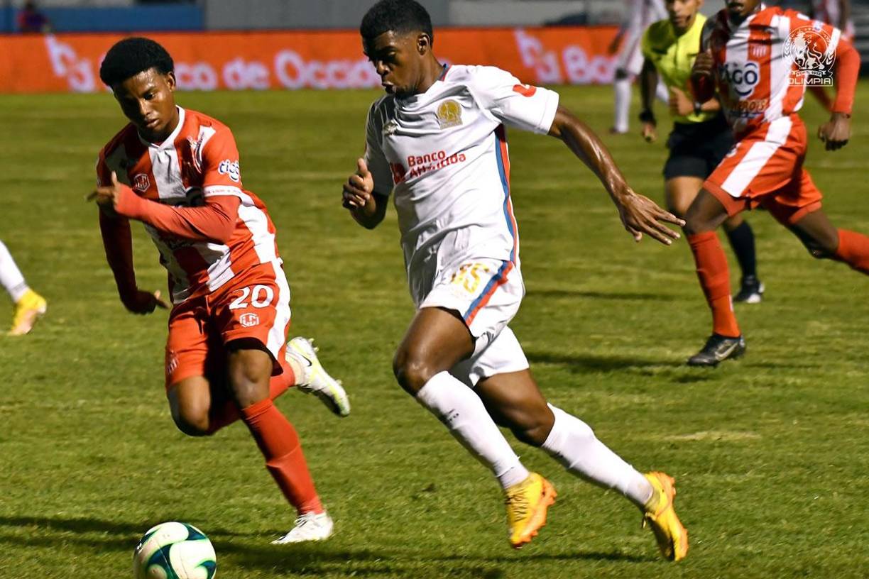 Josman Figueroa, volante izquierdo de apenas 21 años de edad, se va del club albo a préstamo a los Lobos de la UPNFM. Fue cedido por seis meses, solo jugará el Torneo Clausura 2023.