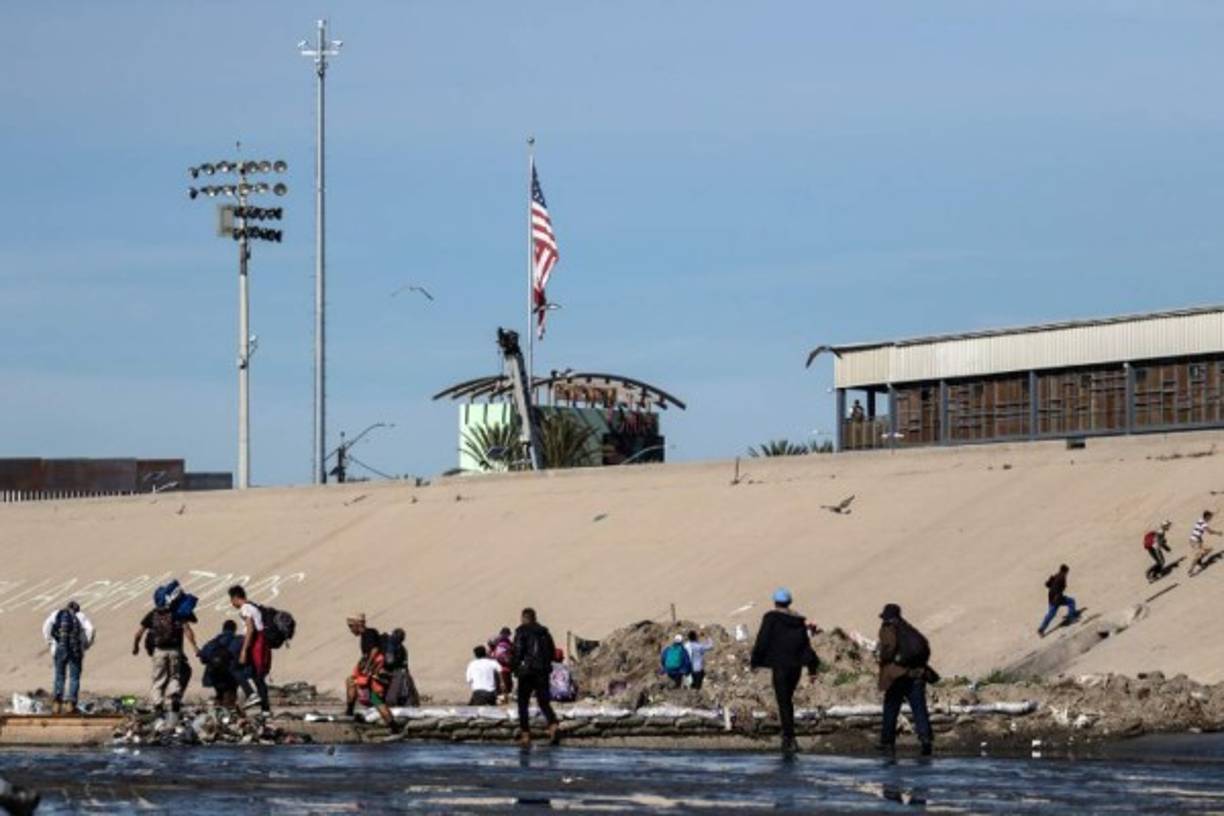 El presidente estadounidense, Donald Trump, ha advertido que no permitirá que pidan refugio quienes crucen ilegalmente y ha amenazado con cerrar los más de 3.200 km de frontera con México.
