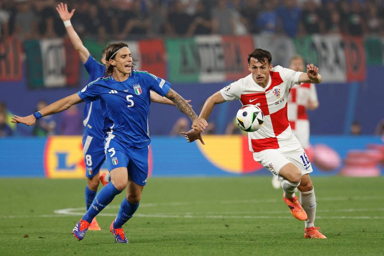 El Arsenal tiene en la mira a Calafiori y haría una oferta que ronda los 50 millones de euros, superando la carrera por el central.