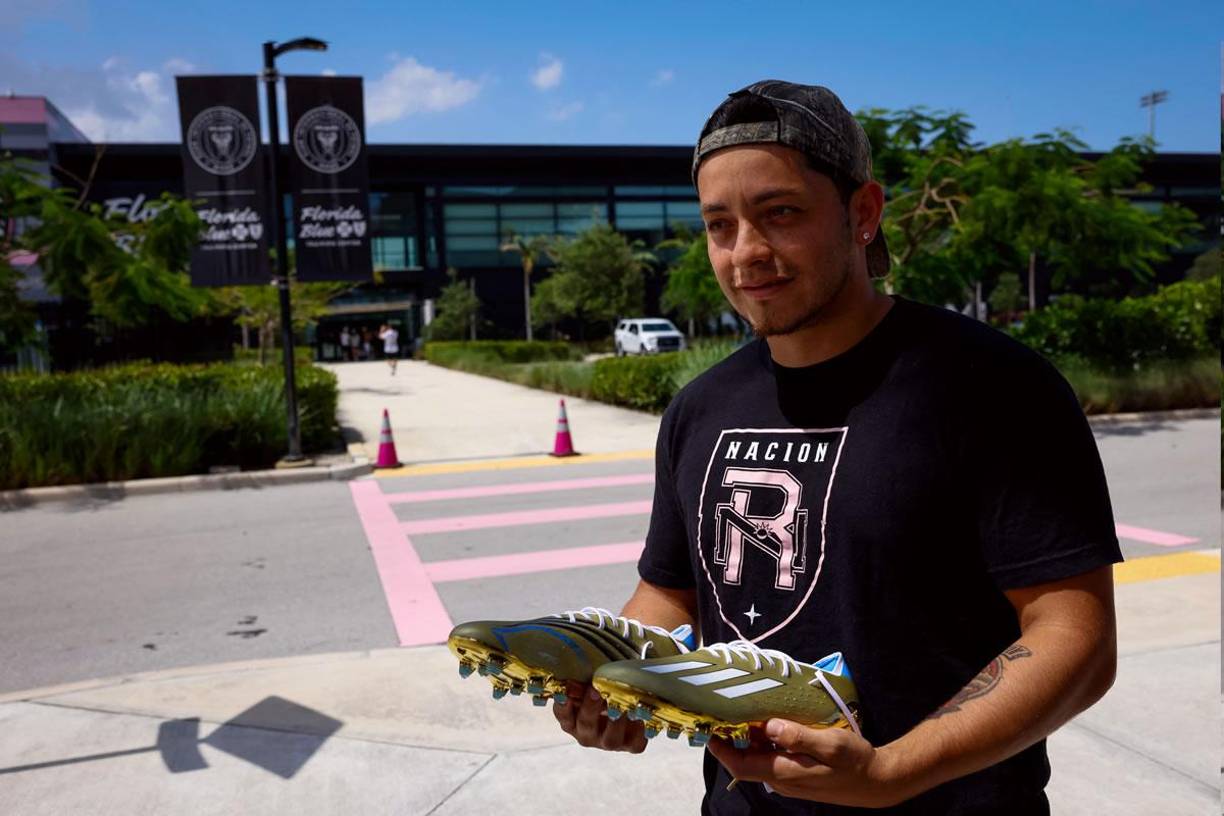 Jorge Robles, de 33 años, un hincha mexicano de Messi sostiene tacos X Speedportal mientras está parado afuera del estadio DRV PNK en Fort Lauderdale, Florida.