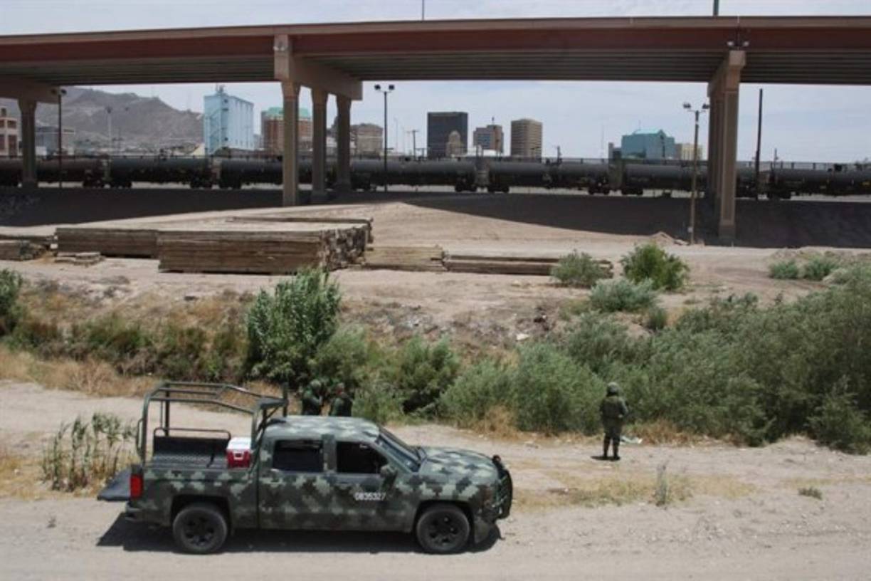 Algunos militares tomaron fotografías de la zona como si quisieran detectar puntos específicos; también pudo observarse a algunos vehículos en los que había policías y militares.