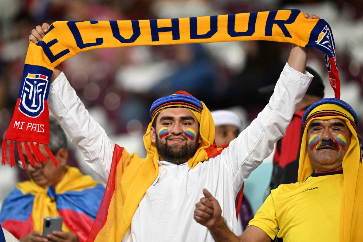 Un aficionado ecuatoriano con vestimenta árabe y colores representativos de Ecuador.