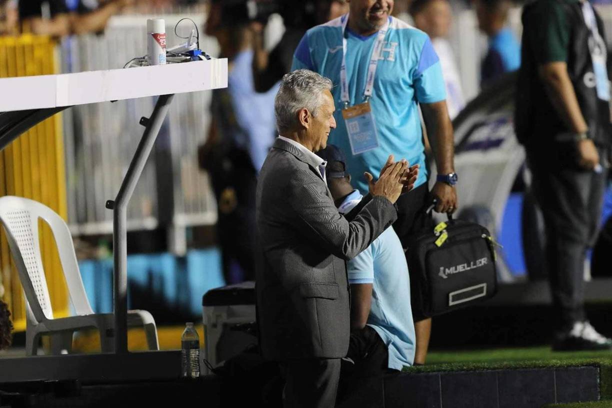 Reinaldo Rueda aplaudiendo el golazo de Edwin Rodríguez.