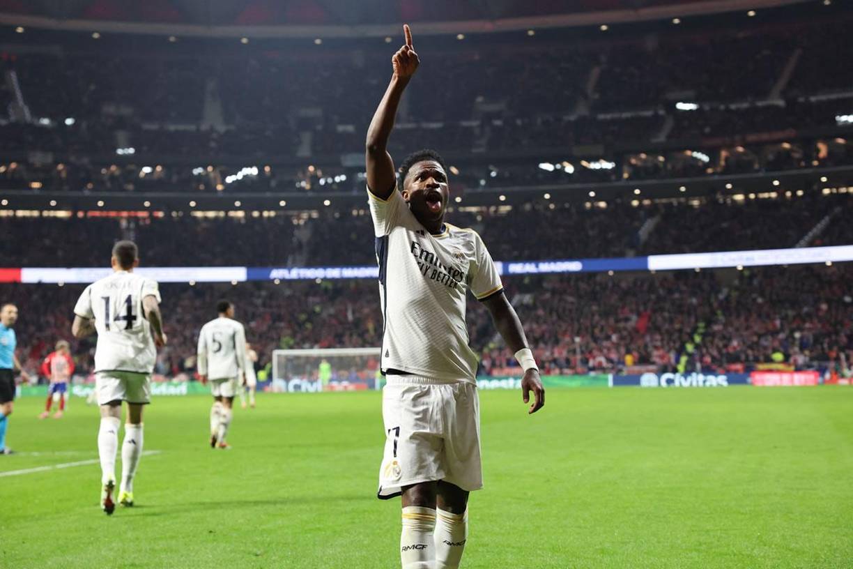 Vinicius celebró con mucha euforia el gol de Joselu y señaló a los aficionadosd el Real Madrid que estaban en la parte alta de ese lado del estadio.