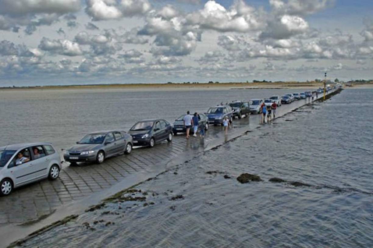 Le Passage du Gois, Francia, es una carretera que se esconde bajo el mar, y queda visible cuando el nivel del mar baja. Antes de cruzar por ella se debe consultar el horario de las mareas, ya que sino se hace se puede quedar atrapado en ella. Foto:coyotitos.com/passage-du-gois-en-francia-desaparece-bajo-el-agua-dos-veces-cada-dia/