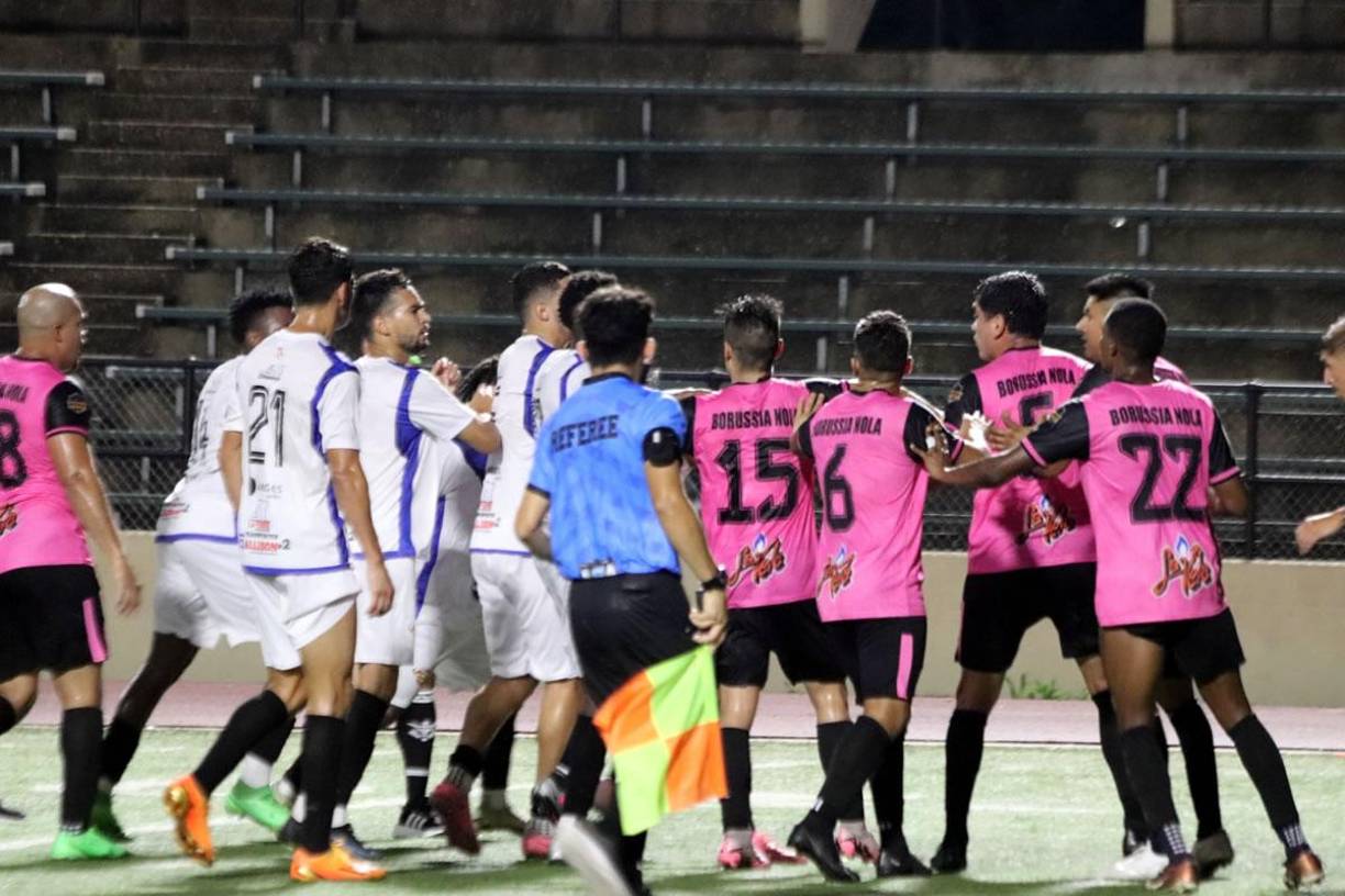 Los jugadores del Génesis y Borussia Nola protagonizaron una pelea en el partido amistoso.