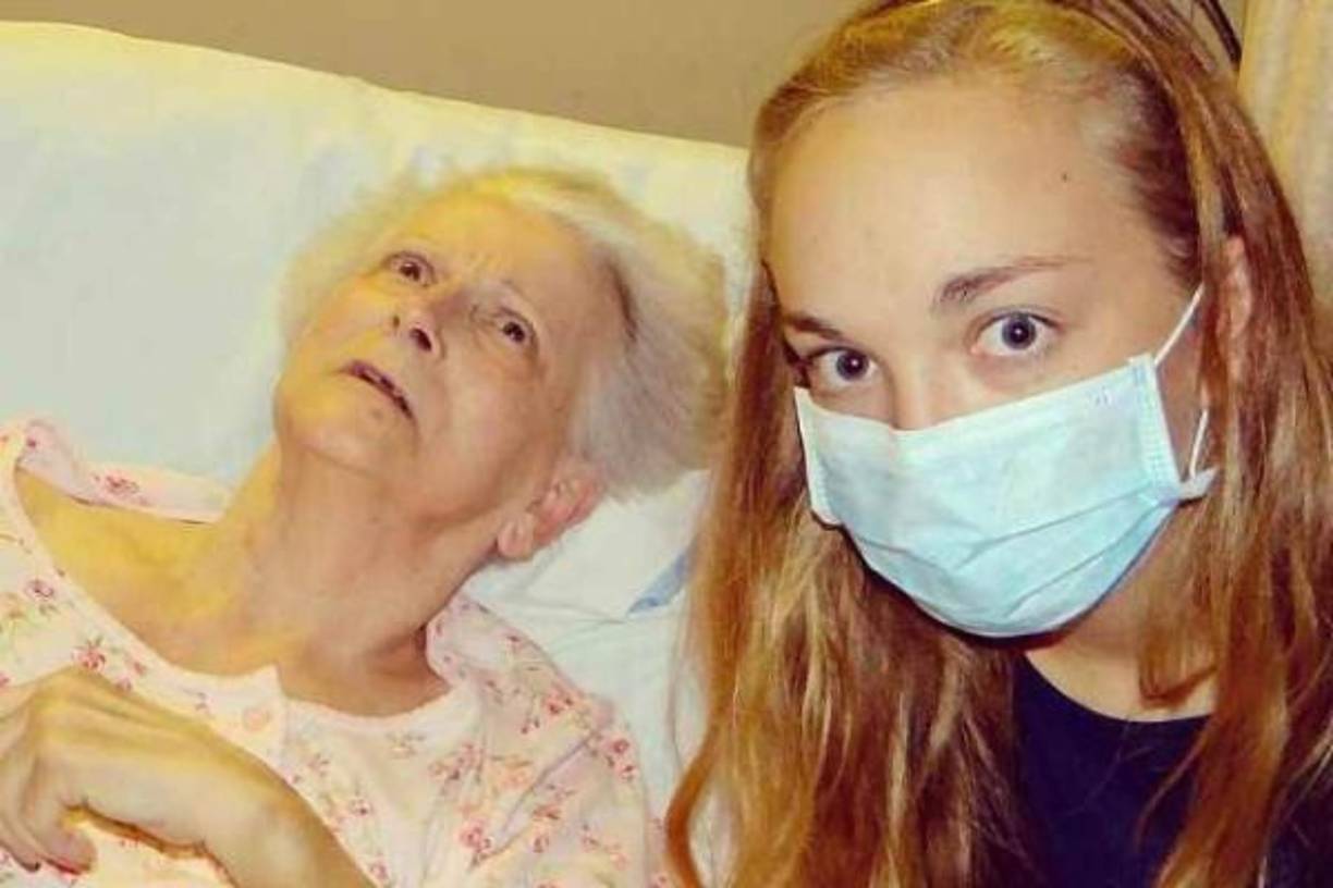 Esta joven médico o familiar se toma una selfie con una paciente; la cual, por lo que refleja la imagen, no se encuentra en buen estado de salud.