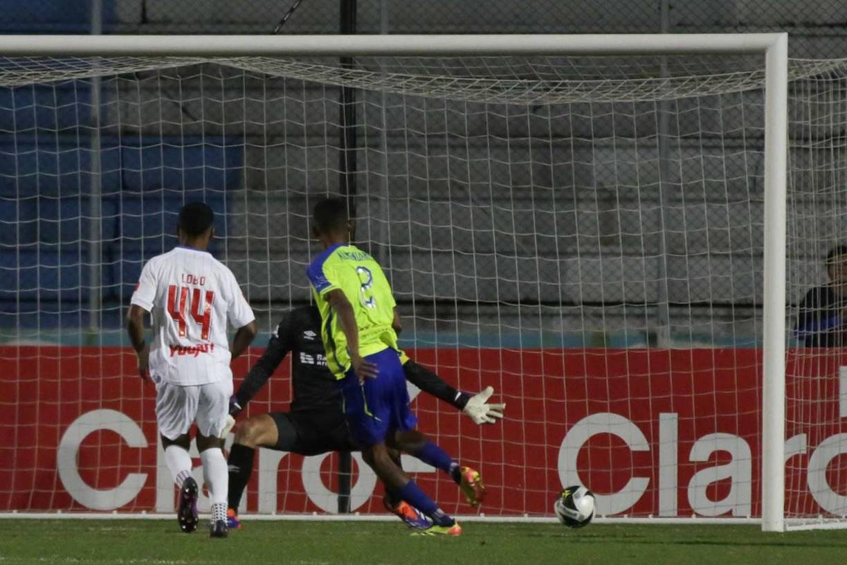 El momento del gol de Óscar Almendárez tras soltar el balón Edrick Menjívar en un disparo de Elison Rivas.