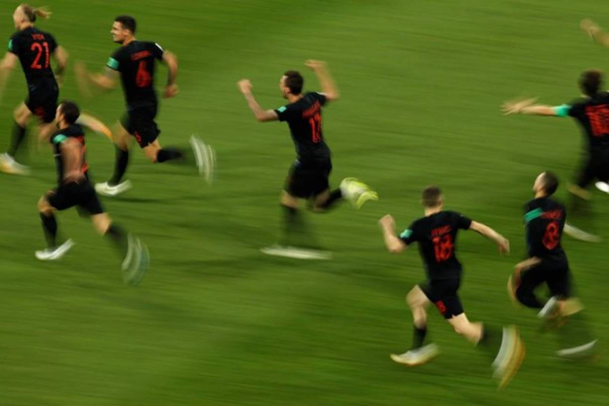 Los jugadores de Croacia corren a celebrar tras el penal marcado por Rakitic. Foto AFP