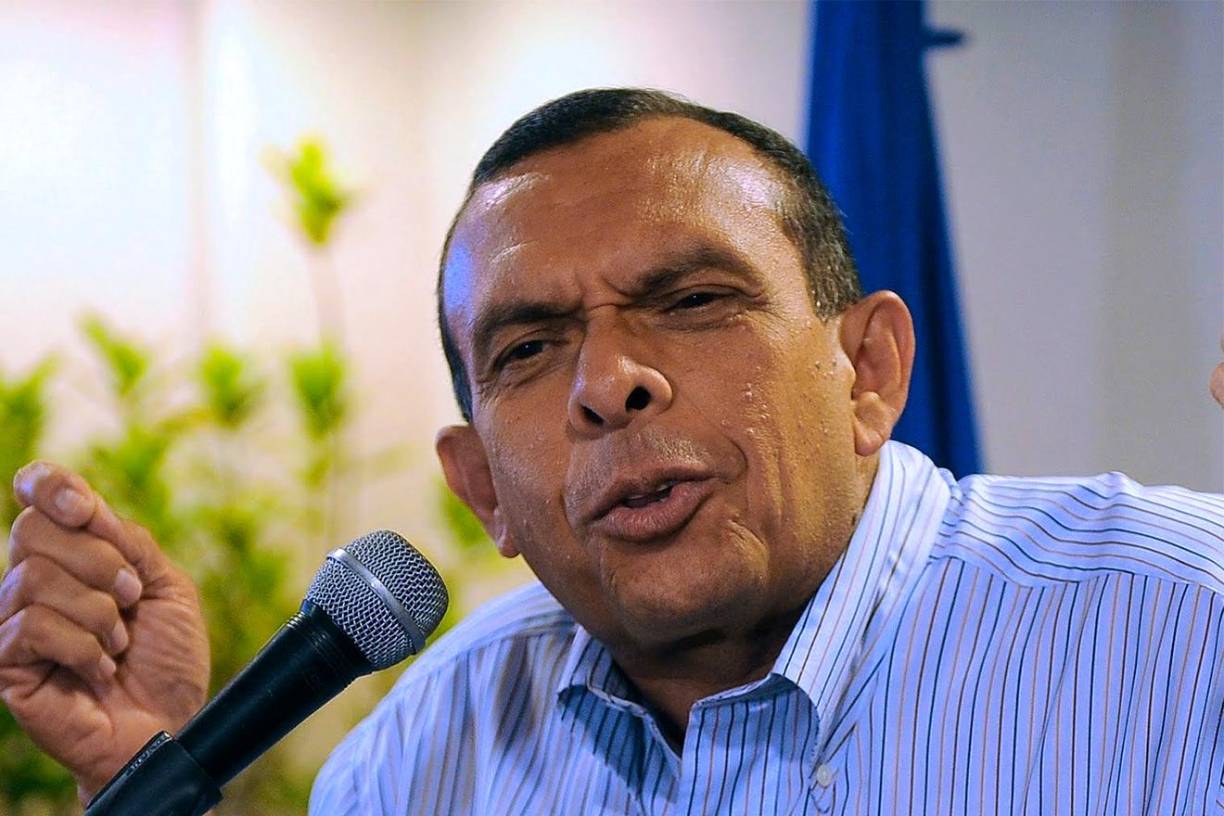 Lobo Sosa hizo mención de su desacuerdo con el expresidente Juan Orlando Hernández, destacando que este último allanó su casa y llevó a su esposa a la cárcel. Calificó al fiscal Luis Javier Santos, quien ha tenido vínculos con ambos gobiernos, como "delincuente".