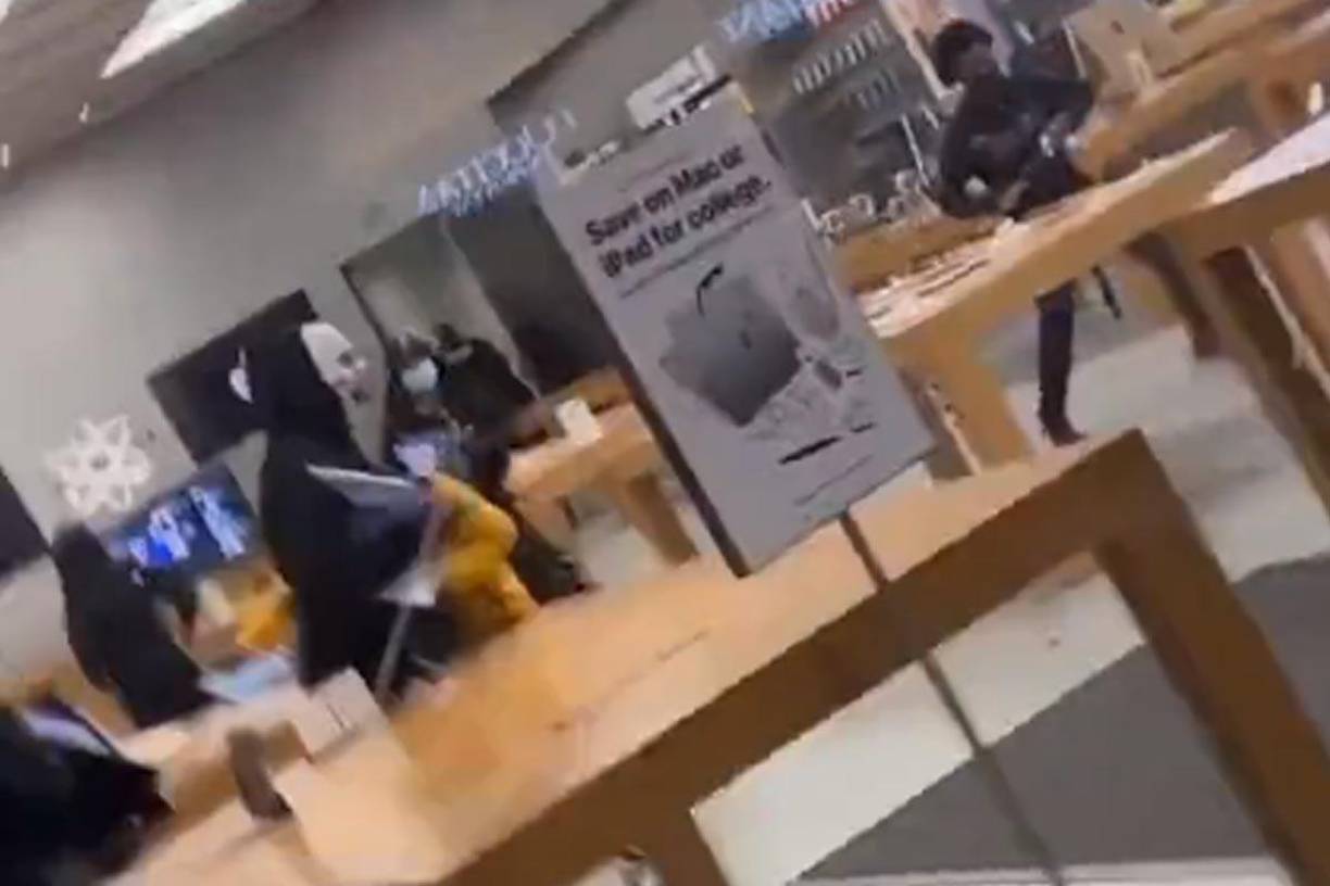 Algunos grupos de adolescentes, con los rostros cubiertos por máscaras, rompieron vidrieras, llenaron bolsas de plástico con ropas, calzado deportivo y accesorios, y huyeron al llegar la Policía.