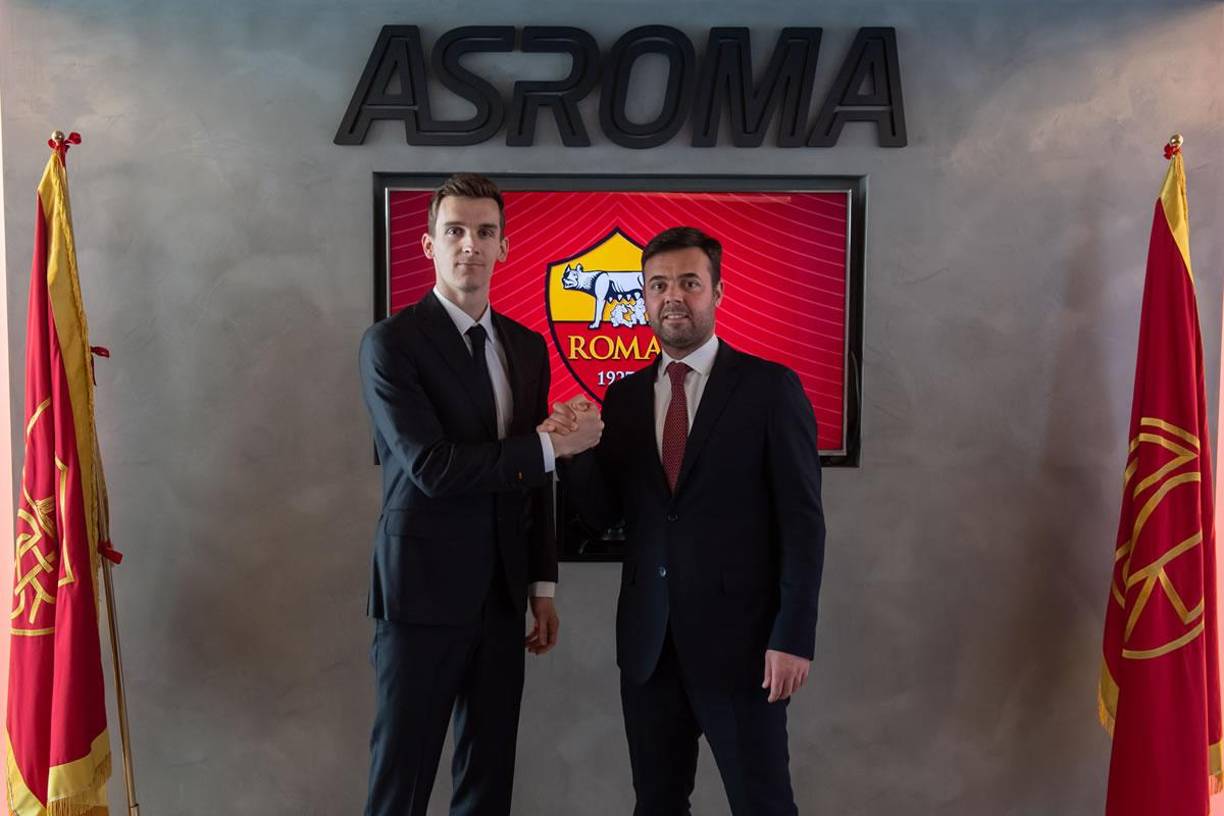 El defensa español Diego Llorente es ya oficialmente nuevo jugador de la Roma en calidad de cedido por parte del Leeds inglés hasta final de temporada, con opción de compra por parte del club italiano. El jugador, de 29 años, formado en la cantera del Real Madrid, debutó con el conjunto blanco precisamente de la mano de José Mourinho, actual entrenador del club italiano.