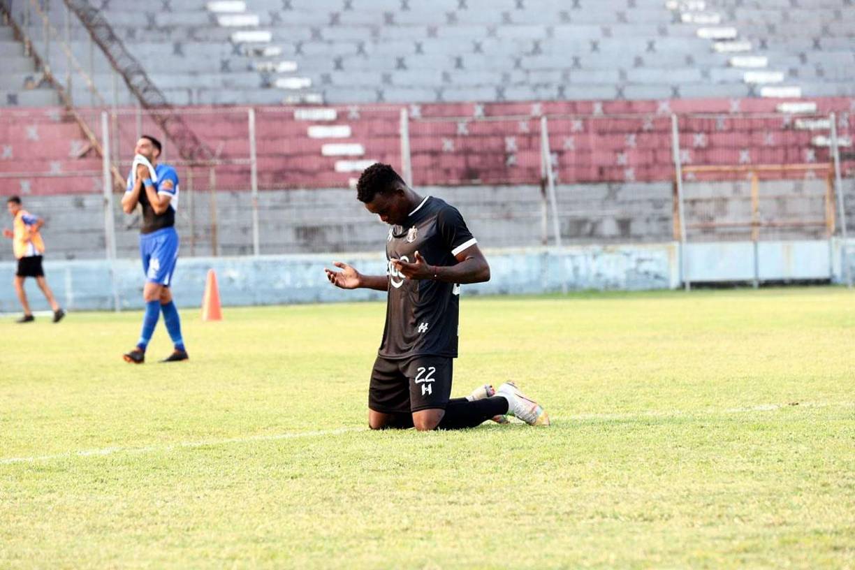 El delantero Brayan Castillo se puso de rodillas y agradeció a Dios tras marcar el empate del Honduras Progreso 2-2 contra el Victoria.