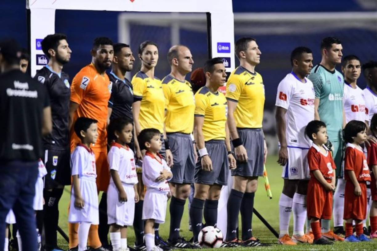 Tanto los jugadores como los árbitros salieron al campo acompañados por niños.