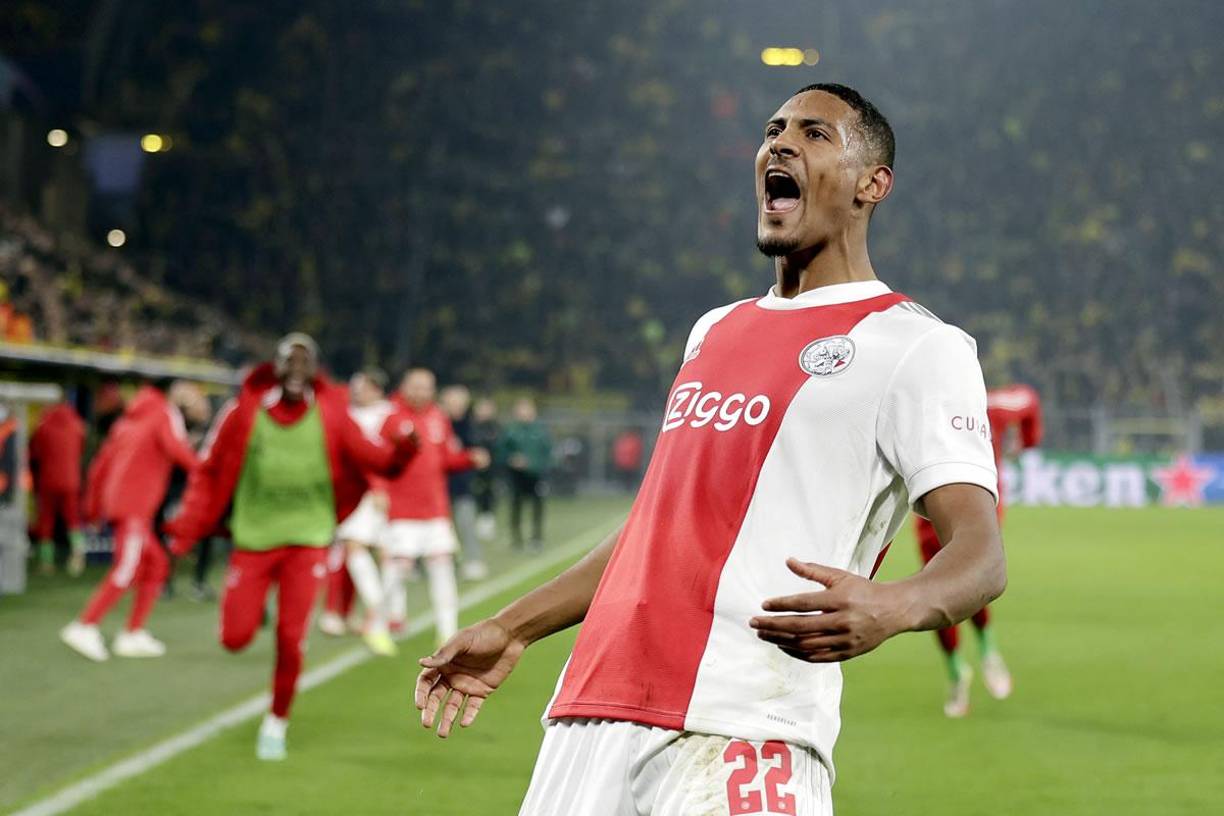 Según informa ‘Sky Sports’, el delantero africano del Ajax, Sebastien Haller, está muy cerca de ser el sustituto de Erling Haaland de cara a la próxima temporada en el Borussia Dortmund.