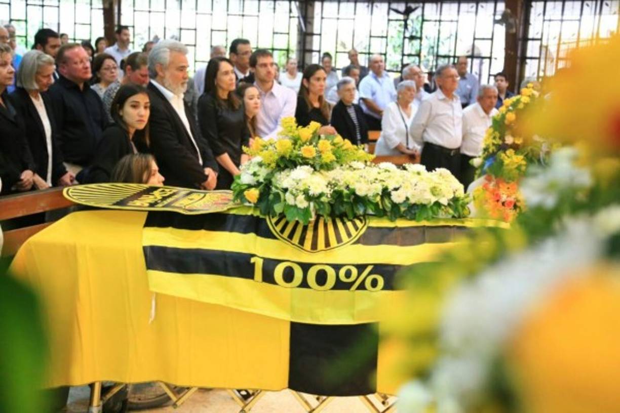 Familiares de Mario Verdial en la misa en la Iglesia San Vicente de Paúl.
