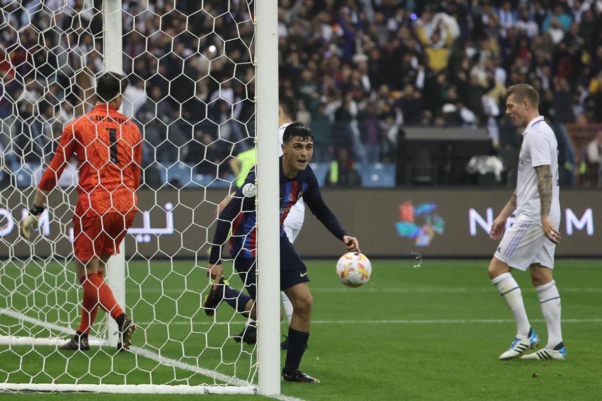 Pedri corre a celebrar su golazo para la victoria del Barcelona ante el Real Madrid.