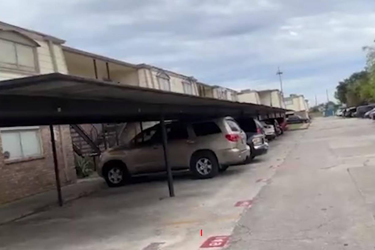 En los videos de vigilancia revelaron que tres sujetos estuvieron cerca del apartamento y dos de ellos forzaron la entrada.