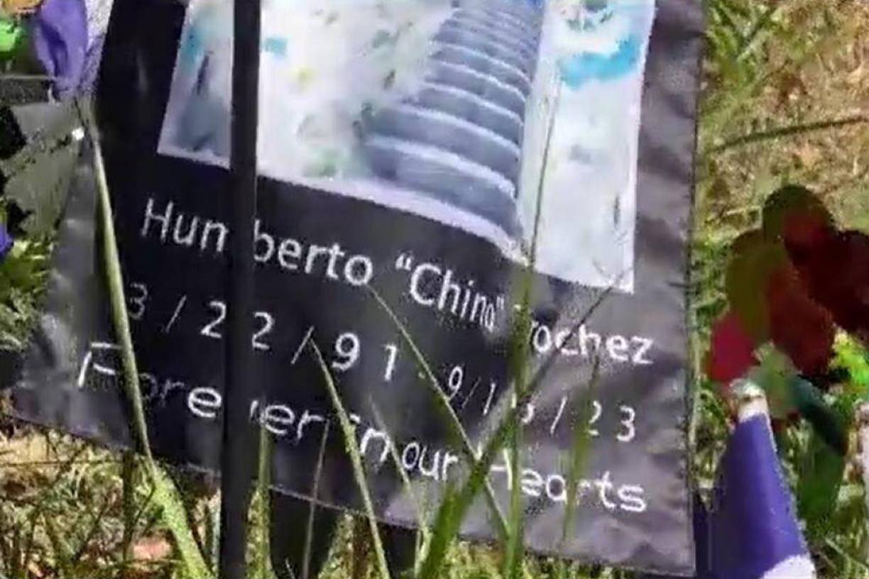 En el lugar donde fue encontrado el cuerpo sin vida hay flores, banderas y fotos.