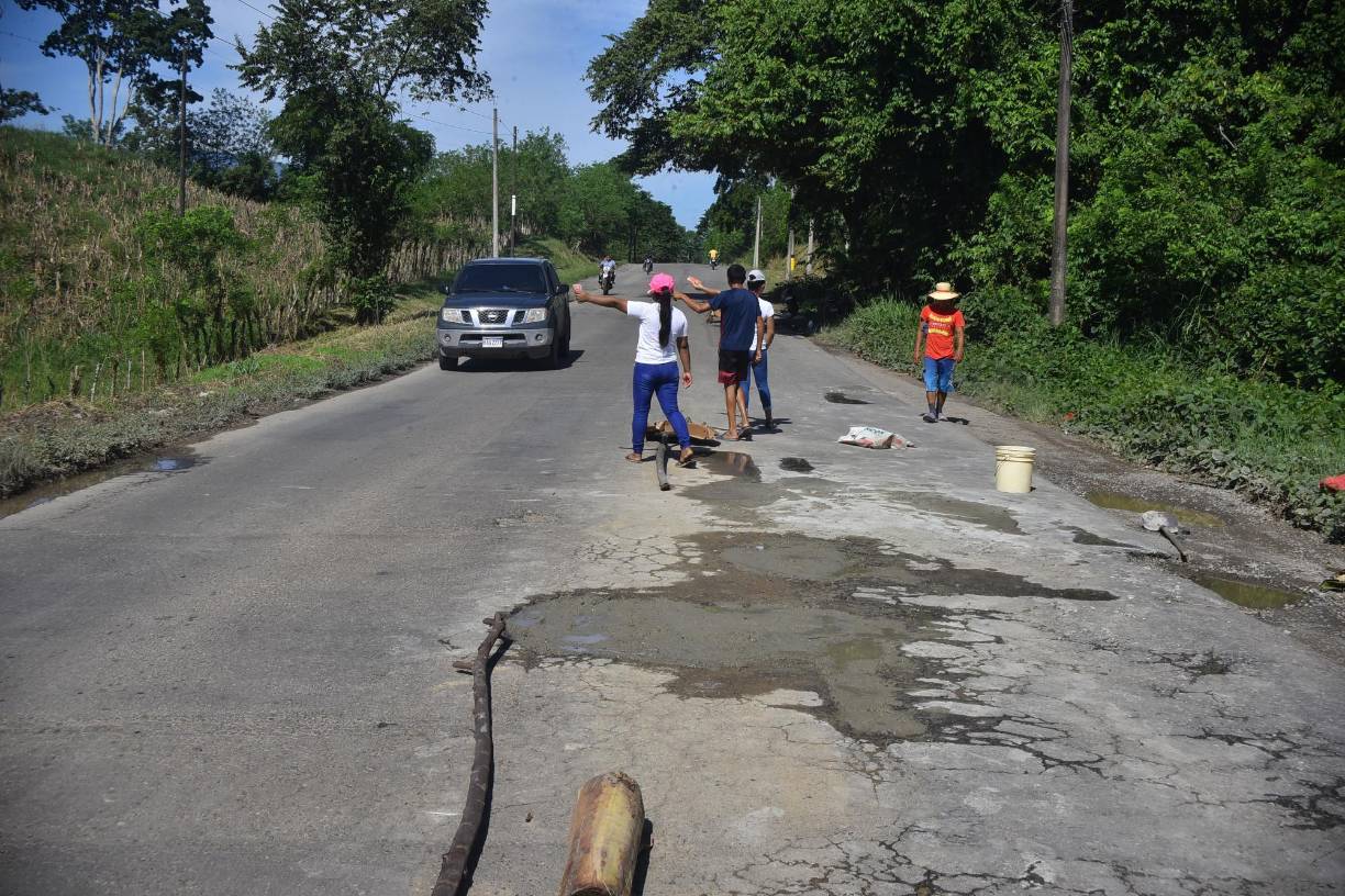 Mujeres y niños se han dedicado todos los días a reparar los baches para conseguir un poco de dinero. 