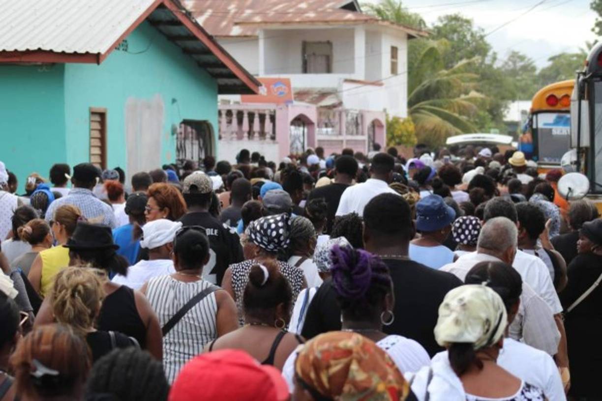 Luego una caminata de al menos 1.2 kilómetros junto a unas 600 personas que acompañaron a Maynor Figueroa y su familia para el entierro de su padre.