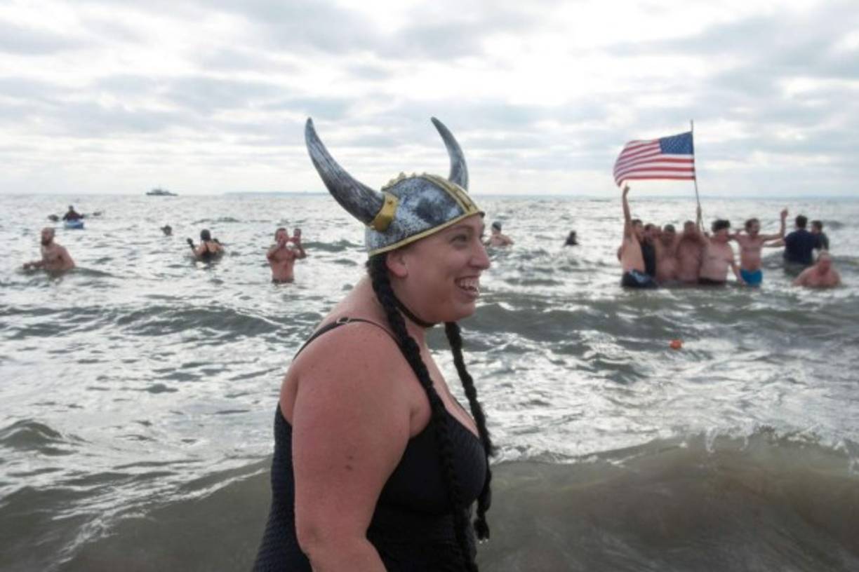 EUA, gente en el Día de la Coney Island Polar Bear Club Año Nuevo anual nadar en enero.