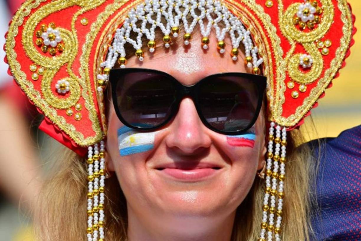 Las rusas apoyando a Argentina ante Francia.