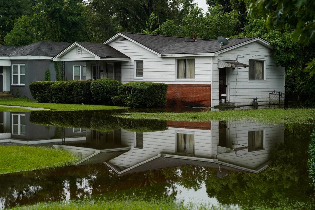 “Se espera que Debby produzca totales de lluvia potencialmente históricas”, señaló hoy el Centro Nacional de Huracanes (NHC, en inglés), que pronosticó hasta el viernes lluvias de 63 centímetros (25 pulgadas) y “áreas de inundaciones catastróficas” en las Carolinas.