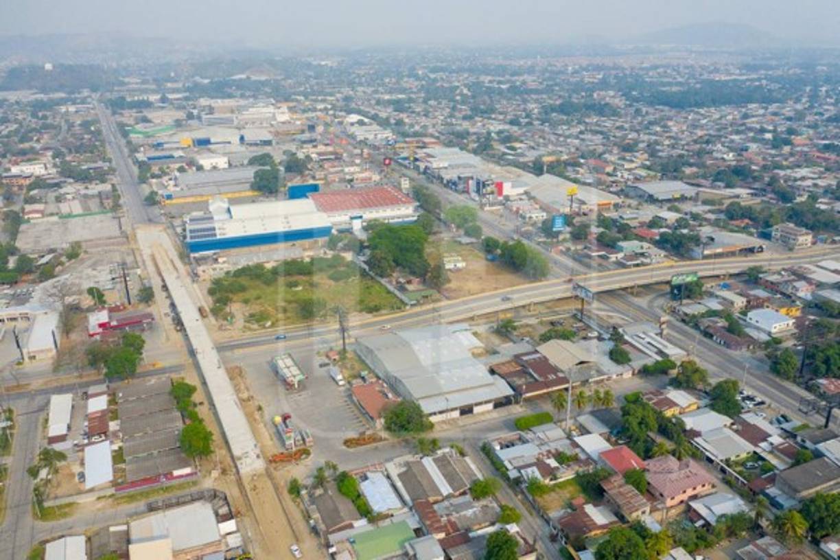 Desde muy temprano hasta el oscurecer, las autoridades policiales mantienen una vigilancia mediante operativos y patrullajes para evitar la aglomeración de personas.