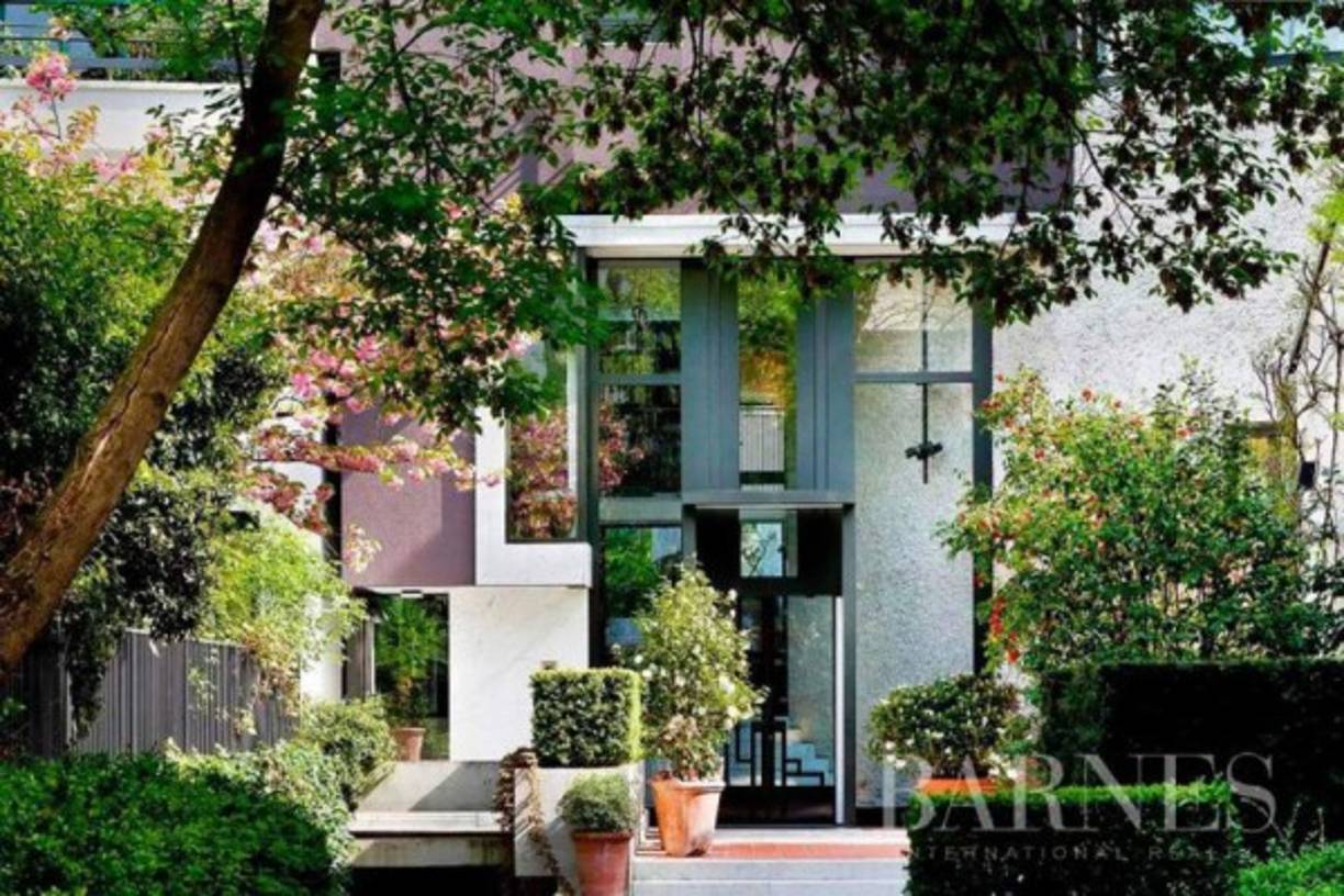 'En el nivel del jardín, hay una piscina cubierta con un área de relajación y una sala de spa. Estudio independiente, cuarto de servicio, amplia cocina y lavadero abierto al patio entre los dos niveles de la casa. La sala de estar en el segundo piso cuenta con un espléndido techo alto con ventanas que dan al jardín y al patio'. Foto Inmobiliaria Barnes.